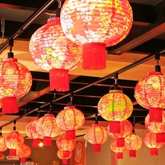 ちょうちんが灯る“夜市風”空間