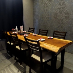 【完全個室】4名様から10名様まで対応可能な広々とした完全個室を完備しています。会社の歓送迎会や部署での飲み会、ご家族・ご友人とのプライベートな集まりに。周囲を気にせず盛り上がれるため、賑やかな宴会でも安心です。テーブル席で、ゆったりとお過ごしいただけます。