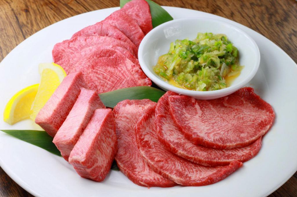 自家製ナムルと道産米おぼろづきが石鍋でパチパチと音を立てる・・・これぞ味覚園の『石焼ビビンバ』