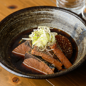 新鮮な食材を取り揃え、お客様へお出ししております。当店はお寿司等がメインですが、お寿司以外にも豊富なメニューを準備してます。「いかげそ唐揚げ」は新鮮なイカとげそを使用しサクサク衣とジューシーな食感で、素材の旨みが存分に味わえるよう丁寧に揚げました。イカの香ばしさとコリコリ感を楽しめ、お酒も進みます。