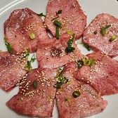 【厚切り×鮮度へのこだわり】人気の厚切り肉は、鮮度に徹底的にこだわった自慢の逸品。 肉本来の旨みをしっかり味わえる、満足度の高い焼肉をご提供しています。
