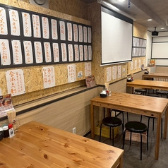 【4名様テーブル×4卓】家族連れ・グループでのお食事には広々ゆったりと使える4名様掛けのお席が快適です。幅広い場面にご利用できるお席となっておりますので、お気軽にご利用ください。