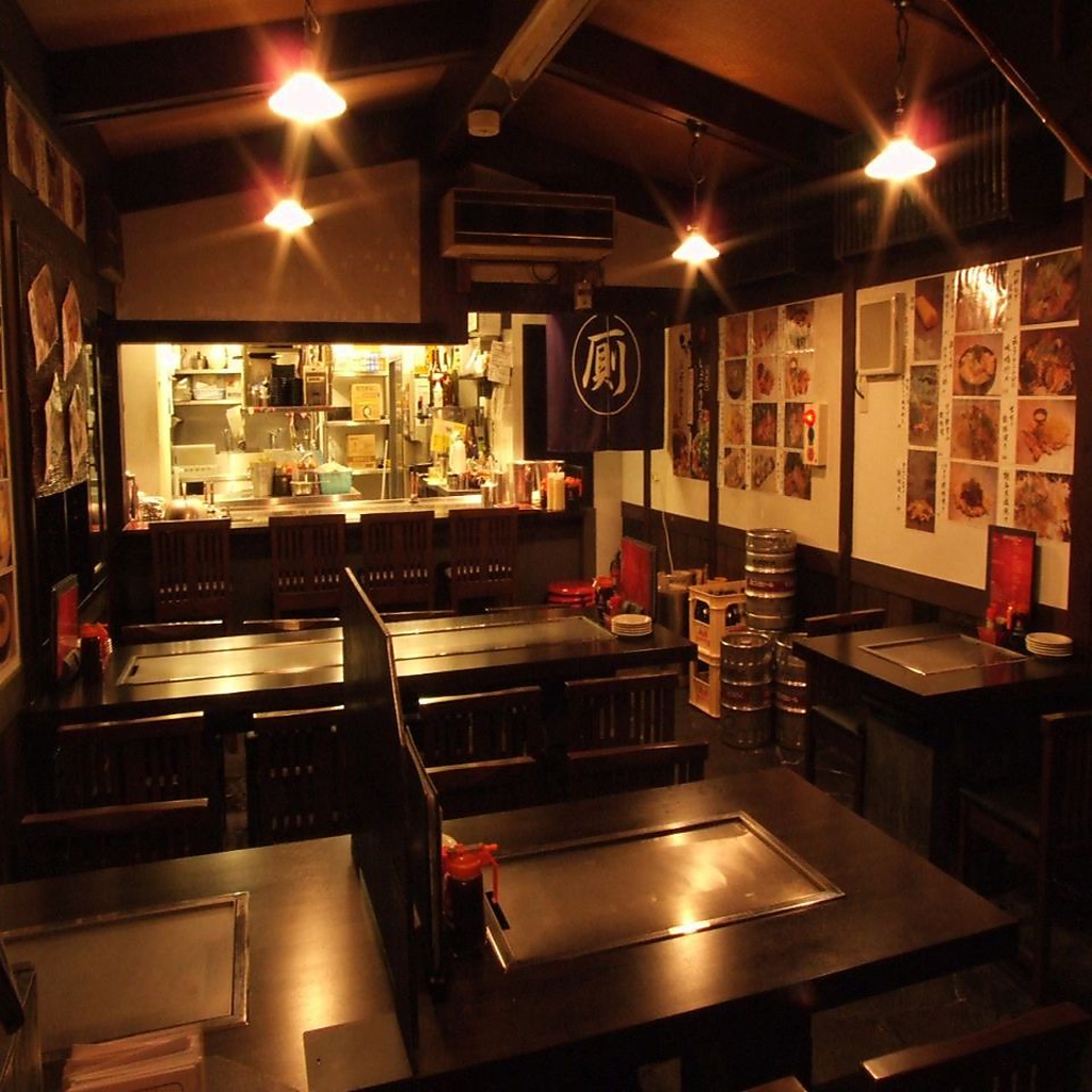 1Fは気軽に使えるテーブル席。急きょ決まった飲み会等、フラリ立ち寄ってサク飲みも歓迎！