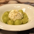 料理メニュー写真&nbsp;ブラータチーズと季節フルーツのカプレーゼ