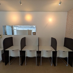 【ブース席】仕切りに囲まれた席です。集中して仕事や勉強をしたいときにご活用ください。