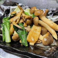 木ノ子とチンゲン菜の燻製にんにくバター正油炒め