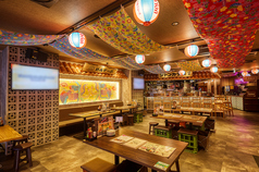 【大人数のお集まりにも◎全28席】広々としたオープンスペースでのカラオケがお楽しみいただけます♪みんなでワイワイお過ごしください！