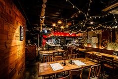 ４名様テーブル×４席/６名様テーブル×１席/２名様テーブル２席をご用意しております。