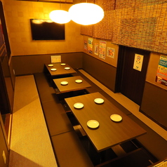 【掘りごたつ座敷（最大20名様）】足を伸ばしてくつろげる掘りごたつ席。会社宴会や打ち上げなど、大人数でのご利用に最適です。TVも設置しており、スポーツ観戦を楽しみながらお食事いただけます。