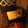 【2名から4名様用テーブル席】仕事帰りにふらっと一杯、仲間との気軽な飲み会にご利用下さい。少人数でゆったりお過ごしいただける空間。名物博多もつ鍋や馬刺しなど本格九州料理と、厳選芋焼酎を囲めば会話も弾みます。日常使いにも、ちょっとした記念日にも。皆様のご来店を心よりお待ちしております。