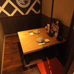 【2名から4名様用テーブル席】仕事帰りにふらっと一杯、仲間との気軽な飲み会にご利用下さい。少人数でゆったりお過ごしいただける空間。名物博多もつ鍋や馬刺しなど本格九州料理と、厳選芋焼酎を囲めば会話も弾みます。日常使いにも、ちょっとした記念日にも。皆様のご来店を心よりお待ちしております。