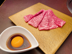 万場名物「とろ肉3秒炙り」口の中でとろける旨み！