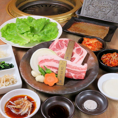 ジューシーな旨味たっぷりな北海道産の豚肉を、新鮮な野菜でくるんで食べる『サムギョプサルセット』の写真