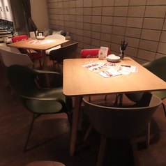 様々なタイプのテーブル席をご用意しております。女子会や宴会など幅広くご利用いただけます◎30名様前後の半貸切や最大で100名様以上の貸切など対応可能でございます。