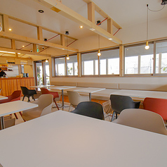 ペットと快適に過ごせるテーブル席。美味しい食事と癒やしのひとときを。