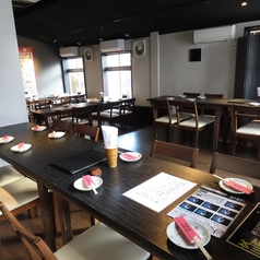 【大型宴会】会社の歓送迎会や部署の打ち上げ・大規模な同窓会など、30名～最大40名様まで、ゆったりとご利用いただける大宴会スペースをご用意しております。4つの半個室を連結するため、周囲を気にせず一体感を持って賑やかに盛り上がることが可能です。