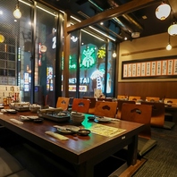 ゆったり座れる“掘りごたつ席”や“テーブル席”を完備