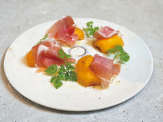 ハモンセラーノと季節のフルーツ