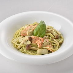 サーモンときのこのバジルソース