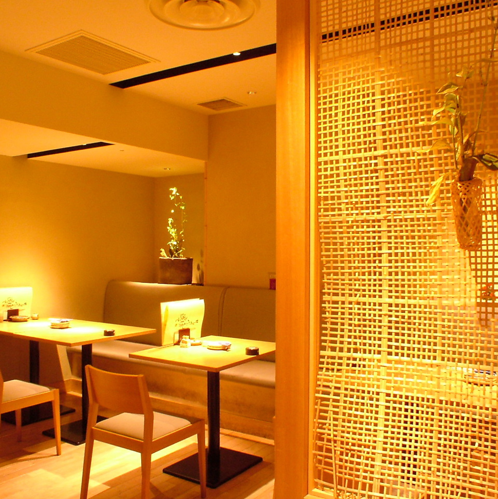 「箸」をモチーフにした壁など、おかみさんのこだわりが詰まった、和モダンな店内。