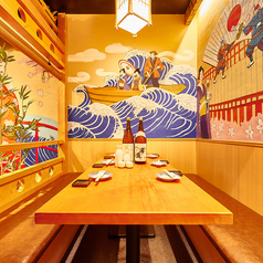 【4名～6名様テーブル】開放的な造りでゆったりとお過ごし頂けるお席となっています。お席のみのご予約も受付中！新宿駅徒歩1分！駅近で集まりやすい立地♪周りを気にせず楽しめる空間で、最高のひと時を過ごしてみませんか？