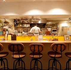 お一人様やデートでのご利用に最適なカウンター席を8席ご用意しています。シェフが腕を振るう様子を眺めながら、出来立てのお料理を味わうのもおすすめです。