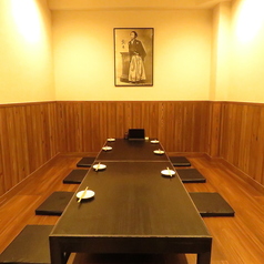 ご宴会や会食に最適な完全個室は、7名様から最大1名様までご利用可能です。靴を脱いでゆったりくつろげる掘りごたつ式のお席で、周りを気にせずプライベートな空間をお楽しみいただけます。