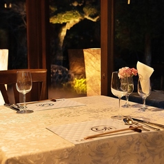 夜はライトアップされた庭園と雰囲気のある照明で