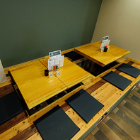 一本の木から作ったこだわりテーブルが堀りごたつ席に！