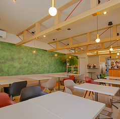 他のお客様との距離も配慮した、くつろぎのスペースです。