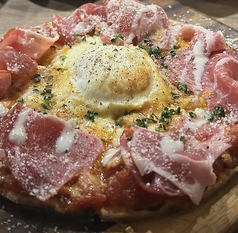 半熟卵と生ハムのビスマルクピザ