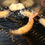旬の食材を使った串揚げは、軽い衣で旨味を引き出し、油っこさを感じさせない軽やかな口当たりが魅力