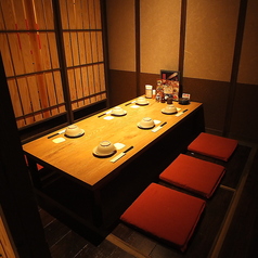 【8名様用テーブル席】各種ご宴会の様々なシーンにおすすめのお席。名物博多もつ鍋を囲んでワイワイ盛り上がれる、ちょうど良いサイズ感が魅力です。アットホームな落ち着いた空間で、仲間との楽しい時間をお過ごしください。飲み放題付きコースと合わせれば、幹事様も安心です。