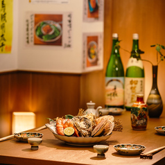足を伸ばしてゆったりくつろげるお座敷席は、5～6名様の飲み会に最適。落ち着いた空間で、お食事とお酒をゆっくりお楽しみいただけます。※画像は系列店