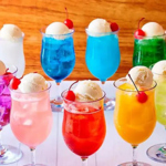 「推しカラードリンク」も大好評♪サイリウムなど推し活にうれしい設備も豊富にございます！