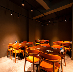 【1F:奥のテーブル席】1階奥に配置された2～4名掛けのテーブル席は、プライベート感を大切にした落ち着きある空間。照明もやや控えめで、ゆったりとしたテーブルレイアウトが、大切な人との会話や食事を邪魔しません。