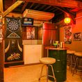 ダーツが楽しめる居酒屋ゾーンでは、ドラム缶をテーブルに使用しており、懐かしさたっぷりのユニークな空間をご提供しています。昭和レトロな雰囲気を存分に味わえる気軽なお席で、友人や仲間と楽しいひとときを過ごすことができます。お酒やおつまみを片手に、ダーツを楽しみながら、思い出に残る時間をお過ごしください。