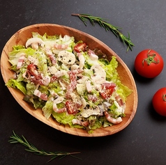 パンチェッタとパルミジャーノのシーザーサラダ