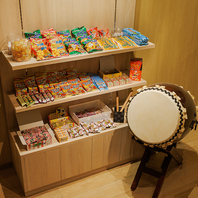 色とりどりの懐かしのお菓子が並ぶ、楽しい空間をご用意