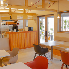 大切なペットもテーブルのそばで。写真映えするお洒落な空間でお待ちしてます!