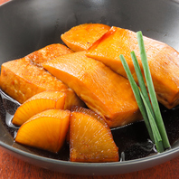 ふっくら仕上げる秘伝の煮汁。旬魚の贅沢煮付け