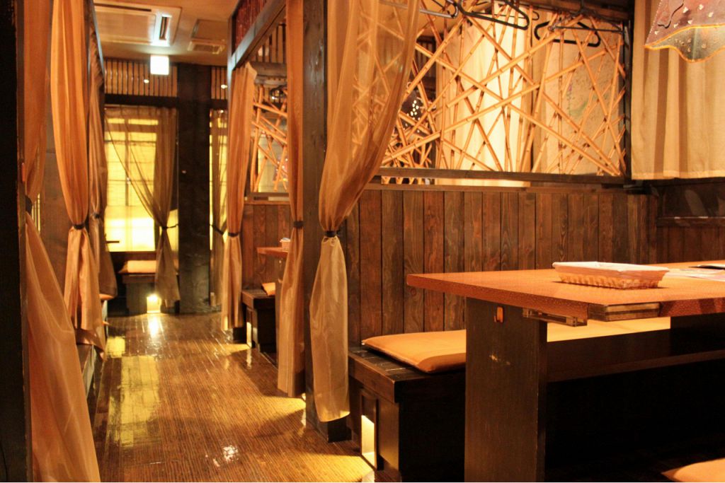 木を基調とした落ち着いた店内で楽しむバるメニュー・ワインの数々