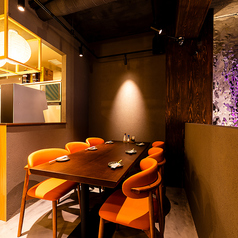 【2F:テーブル席】2階に設けられたテーブル席は、吹き抜けの真上に位置し、店内全体を見渡せる開放的なロケーション。1階のライブ感や活気を眺めながらも、ほどよい距離感で落ち着いた食事が楽しめます。視界に広がるプロジェクションマッピングや、シェフの動き、香り立つ炉端焼きの演出を高い位置から楽しむ。