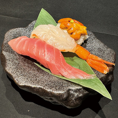 本まぐろ中トロ・生ウニ・大エビの3種盛り合わせ