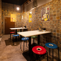 【本場博多の屋台の雰囲気】活気のある雰囲気が特徴の店内。大人気の飲み放題付きコースも3,500円~各種ご用意!会社のご宴会や友人との少人数宴会・女子会・二次会など、様々なシーンでご利用いただけます。博多劇場で心ゆくまで満喫し、心温まるひとときをぜひ皆さまでお過ごしください。