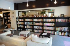 カウンターで猫の本を読みながらまったり♪