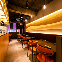 【2F:テーブル席】2階に設けられたテーブル席は、全12席。お一人でのふらっとしたご来店にも気兼ねなくご利用いただける、自由度の高い空間です。シンプルで機能的な席配置ながら、木の質感や照明の演出により、落ち着いた雰囲気を演出。仕事帰りの一杯や、気分転換のひとり時間にもぴったりです。