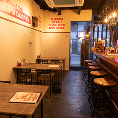 当店の1階には、4名様までのテーブル席が3卓設けられており、ご家族や友人との集まりに最適です。女子会やママ友会にもピッタリで、明るい雰囲気が楽しい会話を引き立てます。お子様連れも歓迎しており、安心してお楽しみいただける空間です。皆様で素敵なひとときを共に過ごし、心温まる思い出を作ってください。