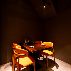 【3F:個室席】2～4名様でご利用いただける個室を8室ご用意。落ち着いた空間で、少人数のお集まりやプライベートなお食事に最適です。各室は可動式パーテーションで仕切られており、ご利用人数やシーンに応じて柔軟にレイアウトの変更が可能。