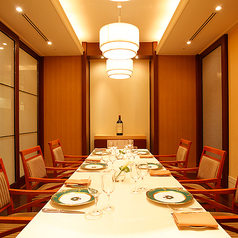 10名様まで対応が出来る個室が2部屋御座います。